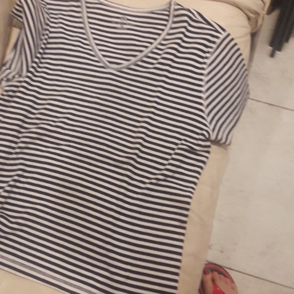 A ac-tiv-ology V neck short sleeve shirt